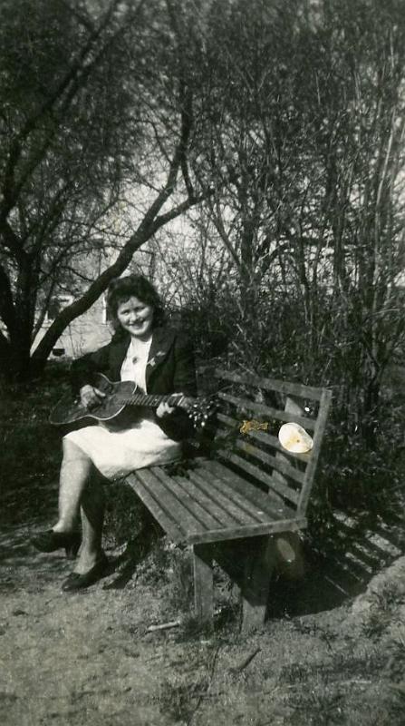 KKE 2248.jpg - Fot. W parku. Maria Kołakowska (z domu Bujko) – mama Janusza Kołakowskiego, Olsztyn; ul. Katowicka, 1946 r.